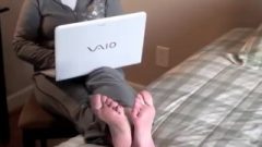 Mature Feet Soles & Woman Curls Her Nice Toes