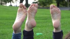 2 Titillating Girls Show Their Feet Off