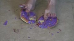 RANIE MAE – Crushing Donuts Her Feet