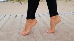 HOT GIRL WALKS ON THE TIPS OF HER TOES IN 4K