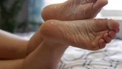 Wrinkled Soles Spreading Toes In Bed