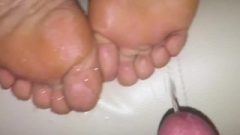 Foot Fetish-Milf Rubbing Balls With Her Hot Toes Massive Cum-Shot On Soles