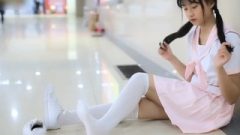 Chinese Loli Girl Flashes Feet In Railway Station