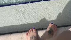 Kittys Feet Go For A Swim
