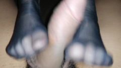 Simon & Leona Grace – WIFEY GIVE ME A FOOTJOB With HER NICE FEETS And At The End I CUMMED OVER HER FEET #1