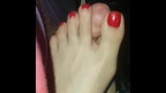 TEEN GIVES FIRST FOOTJOB/PERFECT TOES
