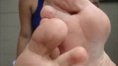 Kelly’s Suggestive Feet & Toes Show