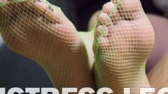Perfect Soles And Toes Close-ups In Green Stocking Knee Socks