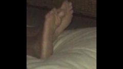 Bare Feet And Toes Wiggle On Sofà