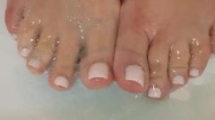 Feet Kink In The Bathtub – Squishing Shower Gel With Long Toes – Size 9