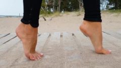 Steamy Female Walks On The Tips Of Her Toes In 4k